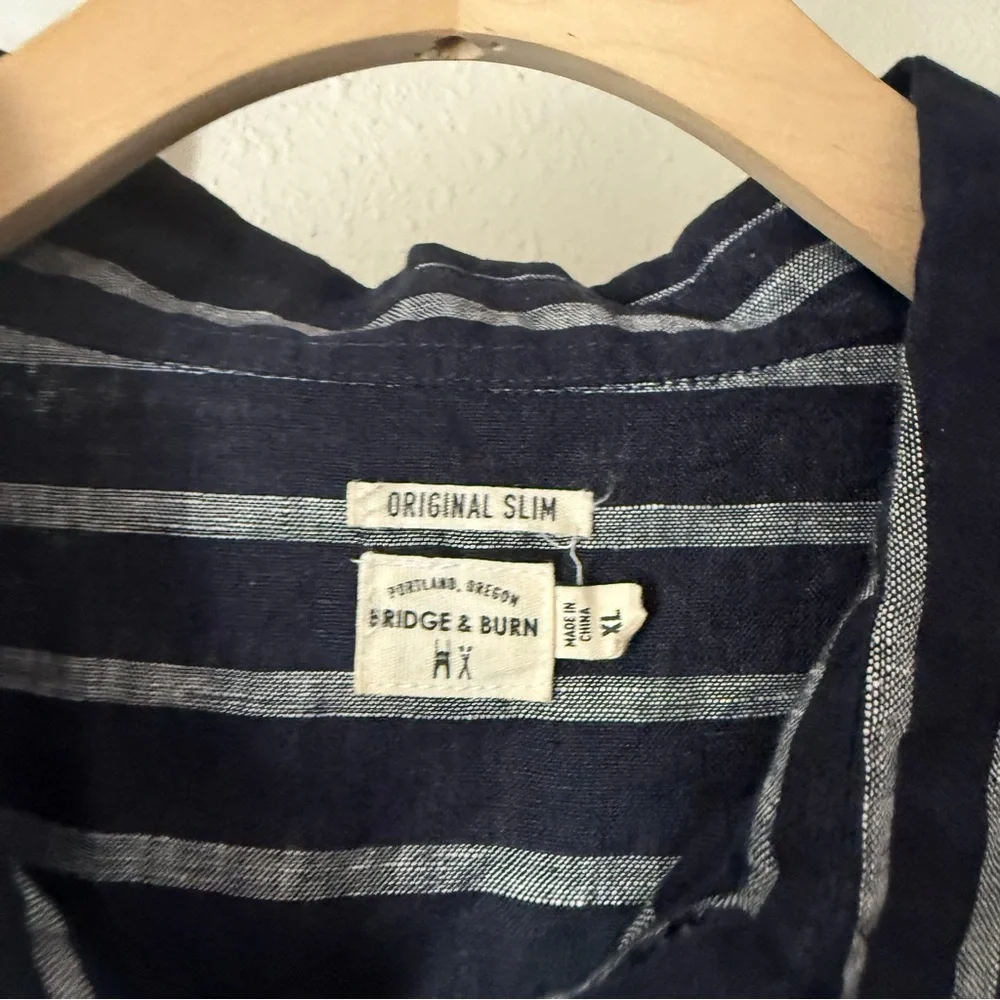 BRIDGE & BURN navy‎ striped linen short sleeve button up shirt